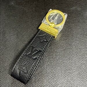 ✅ PRICE  IS FIRM ✅ Fashion Black and Gold Keychain